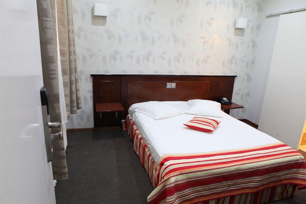Hotel De France Saint-Gilles Zewnętrze zdjęcie