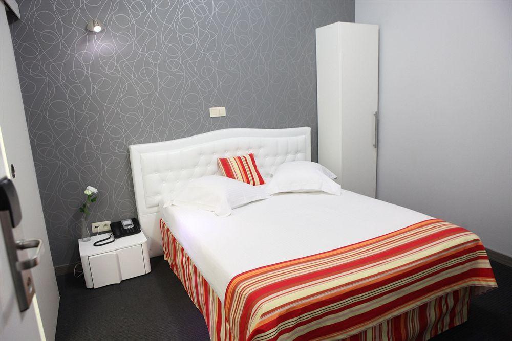Hotel De France Saint-Gilles Zewnętrze zdjęcie